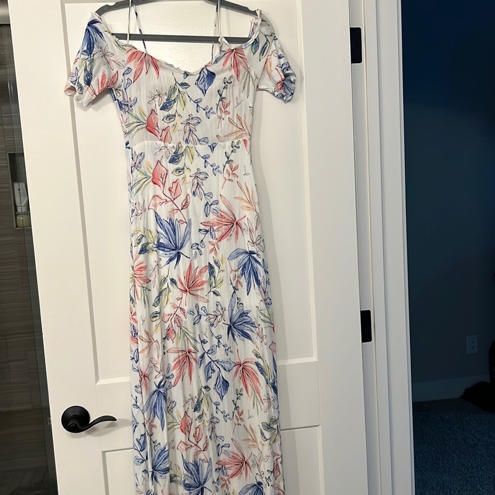 Off shoulder sleeve dress
